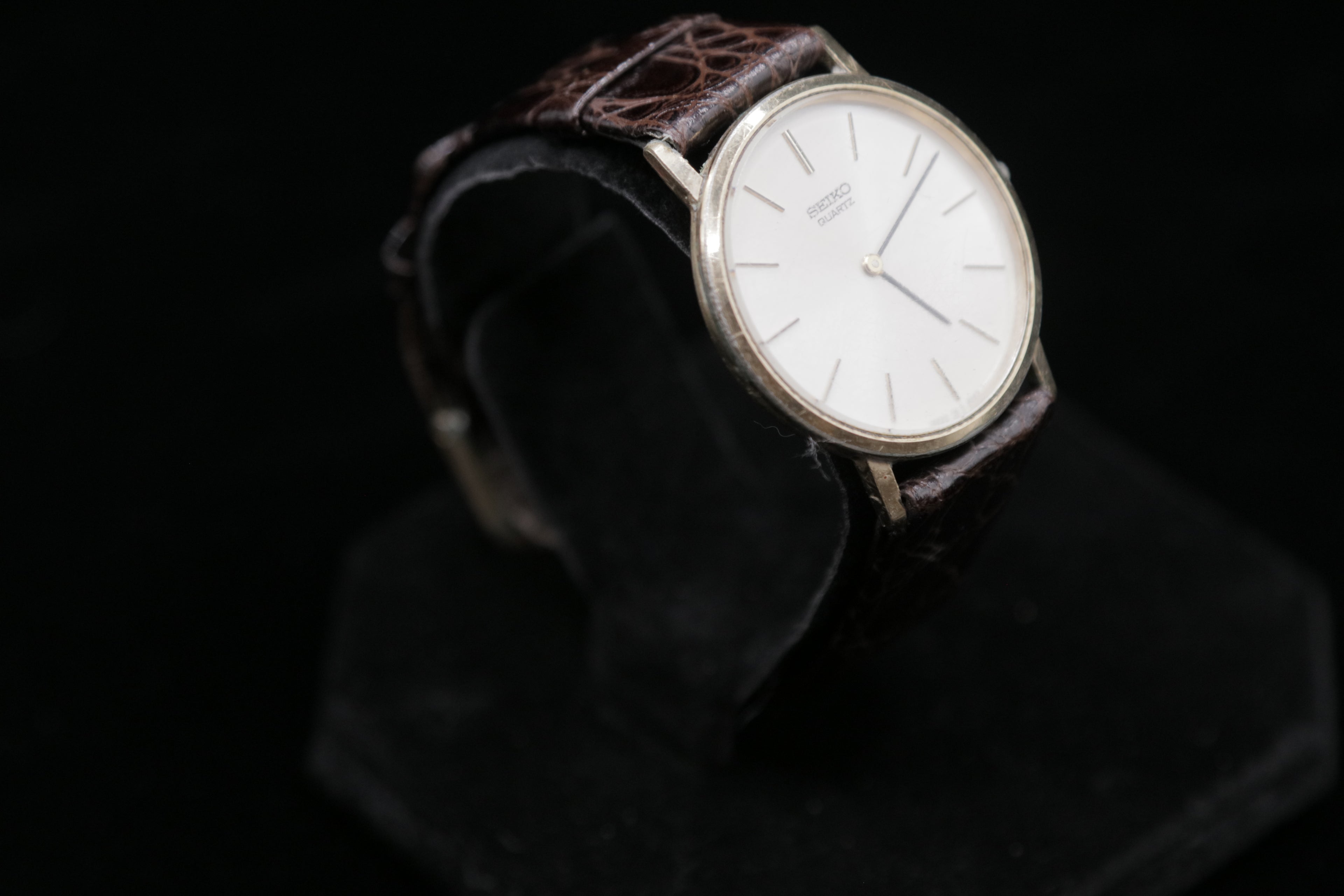 Vintage Seiko Quartz Dress Watch – Model 7800-8049 (1980s) – Gold-Tone Ultra-Thin Minimalist - Pre-Owned