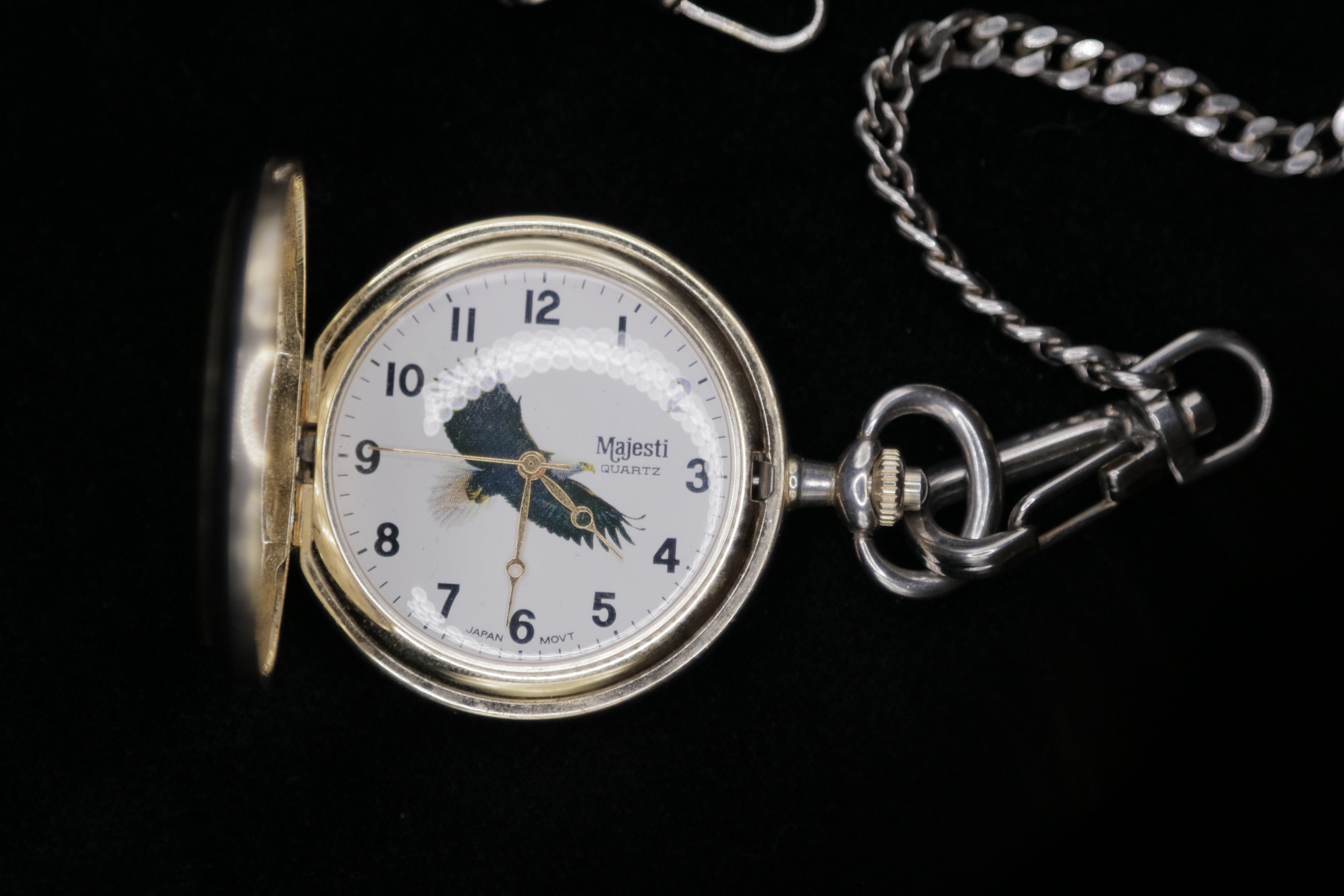 Majesti Quartz Eagle Pocket Watch with Chain – Gold-Tone Patriotic Design - Pre-Owned
